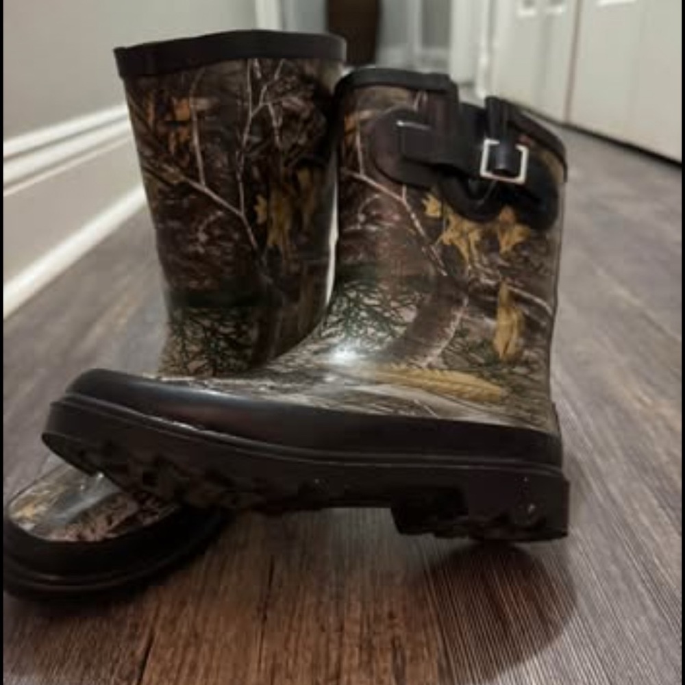 Magellan Youth size 2 Outdoors camouflage waterproof boots